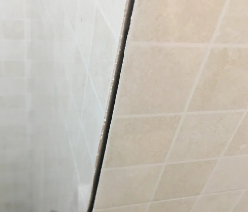 新乡市瓷砖空鼓维修公司分享阳台瓷砖脱落的修复过程可以分为以下几个步骤