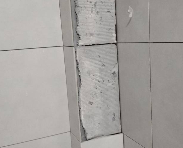 新乡市瓷砖空鼓维修公司分享下瓷砖施工前基层浇水润湿程度不足，可能导致以下问题