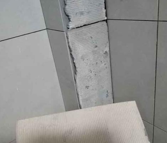 新乡市瓷砖空鼓维修公司分享下厨房瓷砖脱落的补救措施。